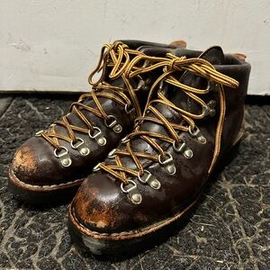 Danner Mountain Light sz 7. Minimal use no longer needed